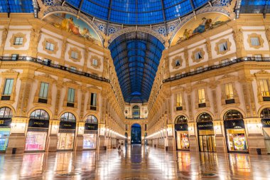 MILANO, İtalya, 20 Temmuz 2019: Milano, İtalya 'daki boş Galleria Vittorio Emanuele II' nin gece görüşü
