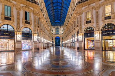 MILANO, İtalya, 20 Temmuz 2019: Milano, İtalya 'daki boş Galleria Vittorio Emanuele II' nin gece görüşü
