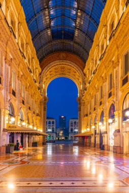 MILANO, İtalya, 20 Temmuz 2019: Milano, İtalya 'daki boş Galleria Vittorio Emanuele II' nin gece görüşü