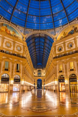 MILANO, İtalya, 20 Temmuz 2019: Milano, İtalya 'daki boş Galleria Vittorio Emanuele II' nin gece görüşü