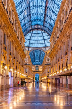 MILANO, İtalya, 20 Temmuz 2019: Milano, İtalya 'daki boş Galleria Vittorio Emanuele II' nin gece görüşü