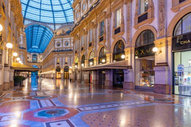 MILANO, İtalya, 20 Temmuz 2019: Milano, İtalya 'daki boş Galleria Vittorio Emanuele II' nin gece görüşü