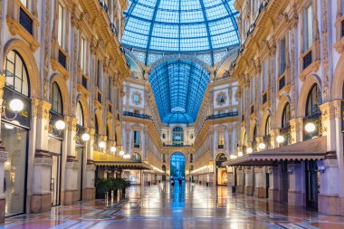 MILANO, İtalya, 20 Temmuz 2019: Milano, İtalya 'daki boş Galleria Vittorio Emanuele II' nin gece görüşü