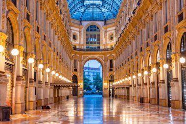 MILANO, İtalya, 20 Temmuz 2019: Milano, İtalya 'daki boş Galleria Vittorio Emanuele II' nin gece görüşü