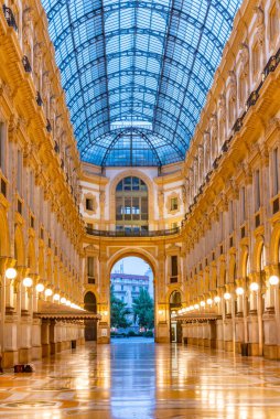 MILANO, İtalya, 20 Temmuz 2019: Milano, İtalya 'daki boş Galleria Vittorio Emanuele II' nin gece görüşü