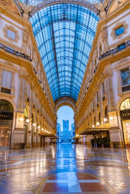 MILANO, İtalya, 20 Temmuz 2019: Milano, İtalya 'daki boş Galleria Vittorio Emanuele II' nin gece görüşü