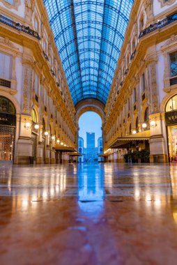 MILANO, İtalya, 20 Temmuz 2019: Milano, İtalya 'daki boş Galleria Vittorio Emanuele II' nin gece görüşü