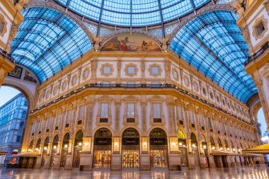 MILANO, İtalya, 20 Temmuz 2019: Milano, İtalya 'daki boş Galleria Vittorio Emanuele II' nin gece görüşü
