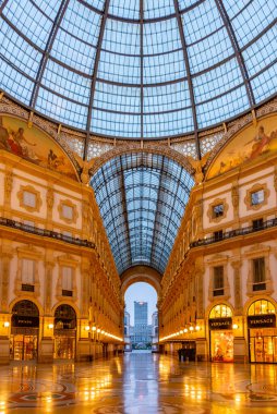 MILANO, İtalya, 20 Temmuz 2019: Milano, İtalya 'daki boş Galleria Vittorio Emanuele II' nin gece görüşü