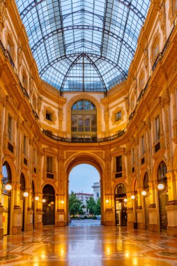 MILANO, İtalya, 20 Temmuz 2019: Milano, İtalya 'daki boş Galleria Vittorio Emanuele II' nin gece görüşü
