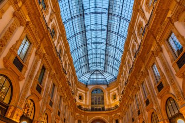 MILANO, İtalya, 20 Temmuz 2019: Milano, İtalya 'daki boş Galleria Vittorio Emanuele II' nin gece görüşü