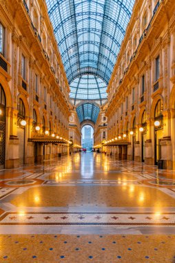 MILANO, İtalya, 20 Temmuz 2019: Milano, İtalya 'daki boş Galleria Vittorio Emanuele II' nin gece görüşü