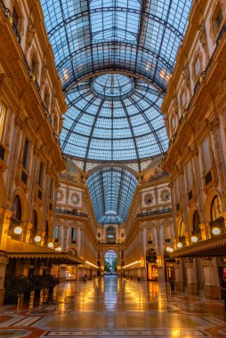 MILANO, İtalya, 20 Temmuz 2019: Milano, İtalya 'daki boş Galleria Vittorio Emanuele II' nin gece görüşü