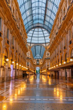 MILANO, İtalya, 20 Temmuz 2019: Milano, İtalya 'daki boş Galleria Vittorio Emanuele II' nin gece görüşü