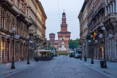 MILANO, İtalya, 20 Temmuz 2019: Milano, İtalya 'da Castello Sforzesco' ya doğru Via Dante 'nin gündoğumu manzarası