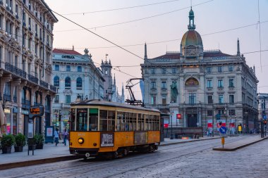 MILANO, İtalya, 20 Temmuz 2019: Milano, İtalya 'da Cordusio meydanının gün doğumu manzarası