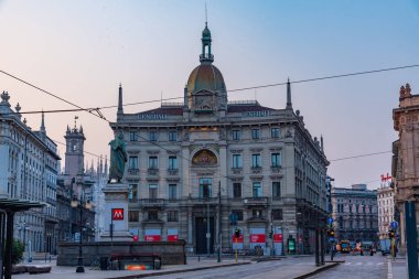 MILANO, İtalya, 20 Temmuz 2019: Milano, İtalya 'da Cordusio meydanının gün doğumu manzarası