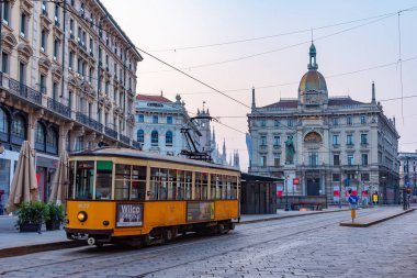 MILANO, İtalya, 20 Temmuz 2019: Milano, İtalya 'da Cordusio meydanının gün doğumu manzarası