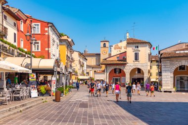 DESENZANO DEL GARDA, ITALY, 21 Temmuz 2019: İtalya 'daki Desenzano del Garda Piazza Giuseppe Malvezzi' de insanlar geziniyor