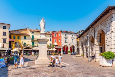DESENZANO DEL GARDA, ITALY, 21 Temmuz 2019: İtalya 'daki Desenzano del Garda Piazza Giuseppe Malvezzi' de insanlar geziniyor
