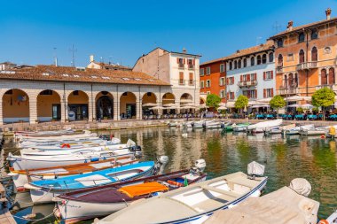 DESENZANO DEL GARDA, İTALYA, 21 Temmuz 2019: İtalya 'daki Desenzano del Garda' da demirleyen tekneler