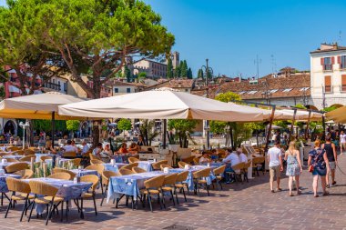 DESENZANO DEL GARDA, İTALYA, 21 Temmuz 2019: İnsanlar İtalya 'daki Desenzano del Garda' da yemek yiyorlar