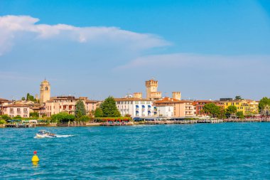 SIRMION, İTALYA, 21 HAZİRAN 2019: İtalya 'daki Sirmione kasabasının şehir manzarası