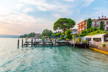 21 Temmuz 2019 'da İtalya' daki Lago di Garda Gölü 'ndeki Sirmione kasabasında banyo yapıları kuruldu.