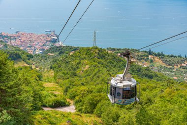 MALCESINE, ITALY, 22 HAZİRAN 2019: İtalya 'daki Monte Baldo' dan Malcesine 'in havadan görünüşü