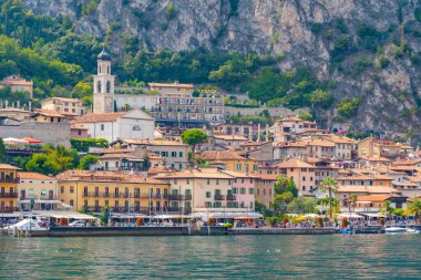 LİMON SUL GARDA, İTALYA, 22 Temmuz 2019: İtalya 'daki Limone Konsolosu Garda' da Lakeside gezinti alanı