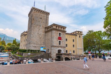 RIVA DEL GARDA, İtalya, 22 Temmuz 2019: İnsanlar İtalya 'daki Riva del Garda' daki kaleden geçiyorlar