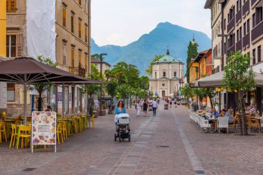 RIVA DEL GARDA, ITALY, 22 Temmuz 2019: İtalya 'da Riva del Garda' da insanlar Thorugh caddesinde geziniyor