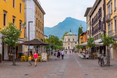 RIVA DEL GARDA, ITALY, 22 Temmuz 2019: İtalya 'da Riva del Garda' da insanlar Thorugh caddesinde geziniyor