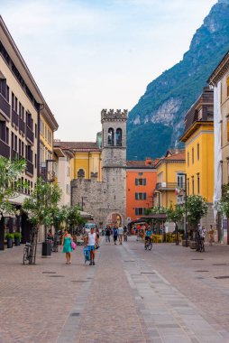 RIVA DEL GARDA, ITALY, 22 Temmuz 2019: İtalya 'daki Riva del Garda' da insanlar porta di san Michele 'den geçiyorlar