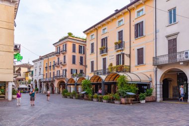 DESENZANO DEL GARDA, ITALY, 22 Temmuz 2019: İtalya 'daki Desenzano del Garda Piazza Giuseppe Malvezzi' de insanlar geziniyor