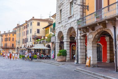 DESENZANO DEL GARDA, ITALY, 22 Temmuz 2019: İtalya 'daki Desenzano del Garda Piazza Giuseppe Malvezzi' de insanlar geziniyor