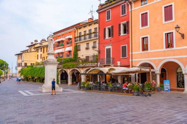 DESENZANO DEL GARDA, ITALY, 22 Temmuz 2019: İtalya 'daki Desenzano del Garda Piazza Giuseppe Malvezzi' de insanlar geziniyor
