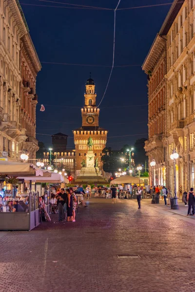 Milano Itália Julho 2019 Vista Noturna Pessoas Passeando Pela Dante — Fotografia de Stock
