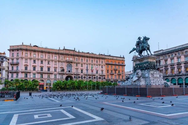 Milano Itália Julho 2019 Vista Noturna Estátua Rei Vittorio Emanuele — Fotografia de Stock