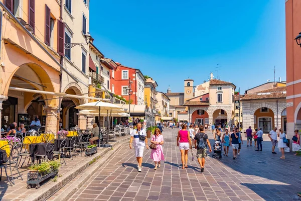 Desenzano Del Garda Italië Juli 2019 Mensen Wandelen Piazza Giuseppe — Stockfoto