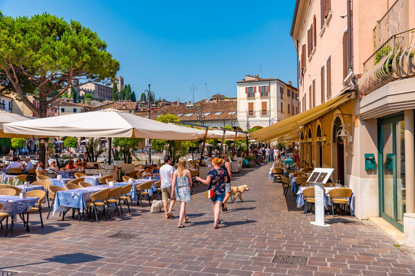 DESENZANO DEL GARDA, ITALY, 21 июля 2019 года: Люди обедают в Дезенцано-дель-Гарда в Италии
