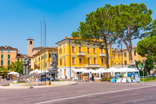 Desenzano Del Garda Italië Juli 2019 Mensen Wandelen Piazza Cappelletti — Stockfoto