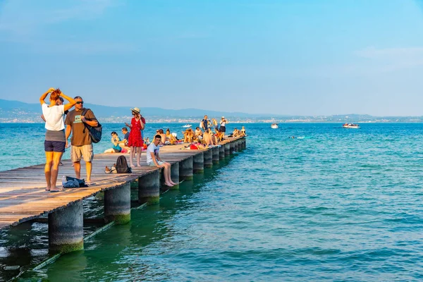 Sirmione Olaszország Július 2019 Emberek Élvezik Napsütéses Napot Lido Delle — Stock Fotó