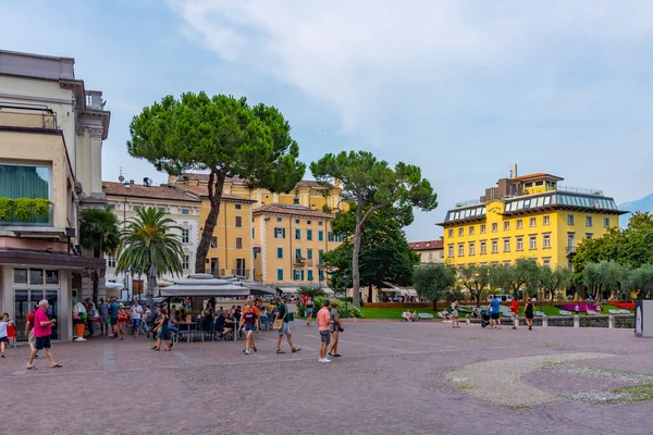 Riva Del Garda Italien Juli 2019 Folk Strosar Piazza Cesare — Stockfoto