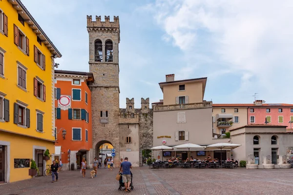 Riva Del Garda Itália Julho 2019 Pessoas Estão Passando Porta — Fotografia de Stock