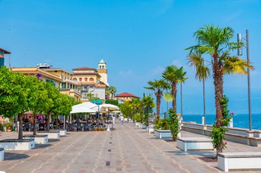 GARDON RIVIERA, İTALYA, 23 Temmuz 2019: İtalya 'daki Gardone Riviera' da Lakeside gezinti alanı
