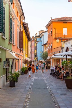 DESENZANO DEL GARDA, ITALY, 23 Temmuz 2019: İnsanlar İtalya 'da Desenzano del Garda' da bir sokakta geziniyor