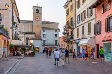 DESENZANO DEL GARDA, İTALYA 23 Temmuz 2019: İtalya 'daki Desenzano del Garda' daki Piazza Giuseppe Malvezzi 'de insanlar geziniyor