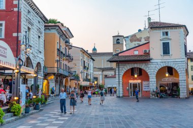 DESENZANO DEL GARDA, İTALYA 23 Temmuz 2019: İtalya 'daki Desenzano del Garda' daki Piazza Giuseppe Malvezzi 'de insanlar geziniyor