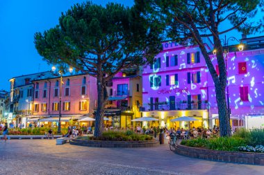 DESENZANO DEL GARDA, İTALYA, 23 Temmuz 2019: İtalya 'daki Desenzano del Garda' da akşam yemeği saati